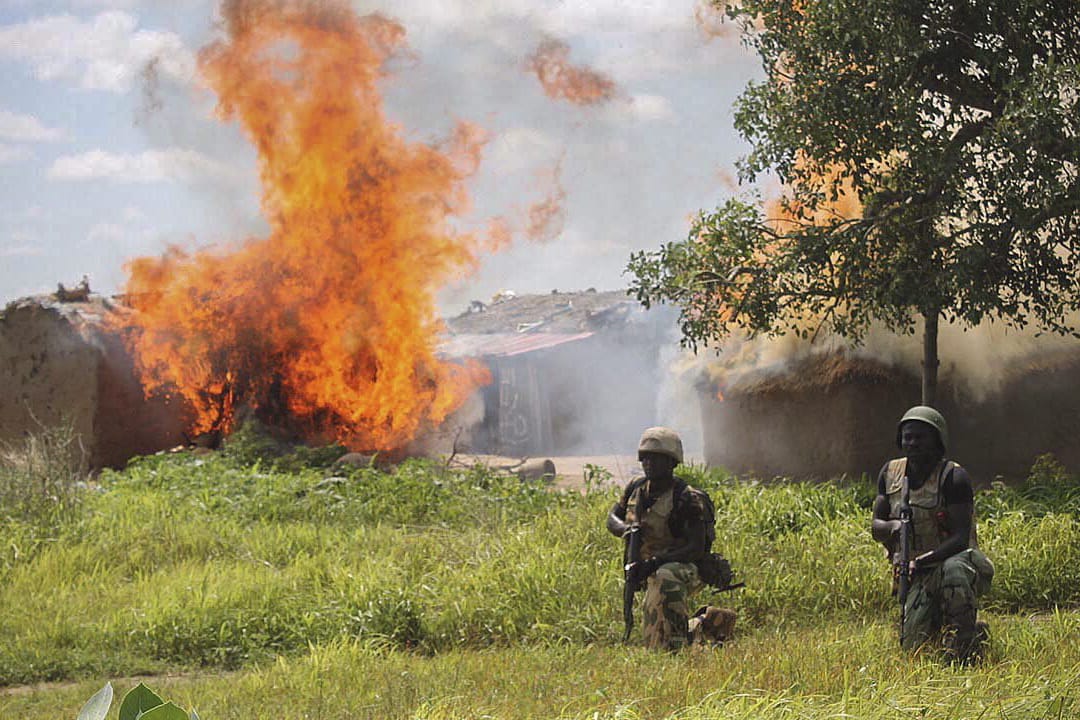 Im Juli 2015 legten nigerianische Soldaten Feuer in einem Camp der Boko-Haram-Rebellen in Chuogori.