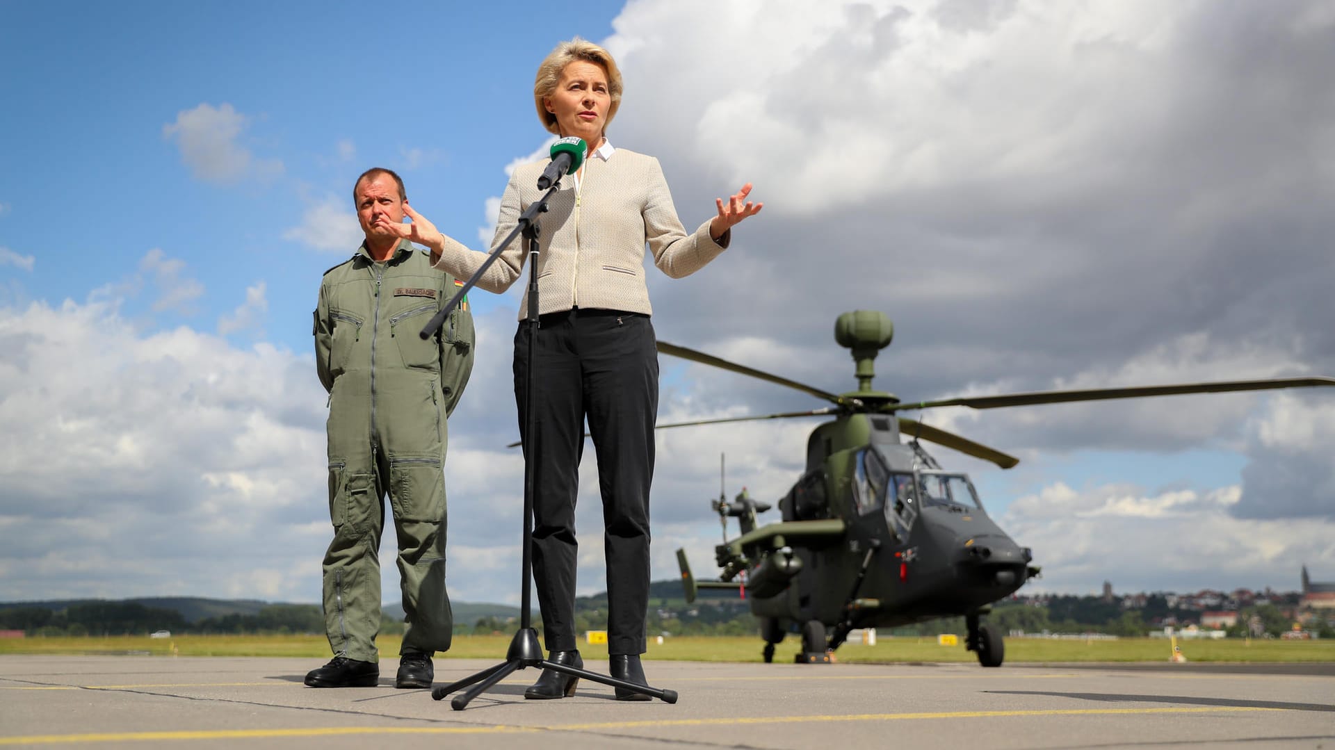 Ursula von der Leyen spricht in Fritzlar nach einem Besuch Kampfhubschrauberregiments 36 vor einem Kampfhubschrauber vom Typ Tiger zu den Medienvertretern.