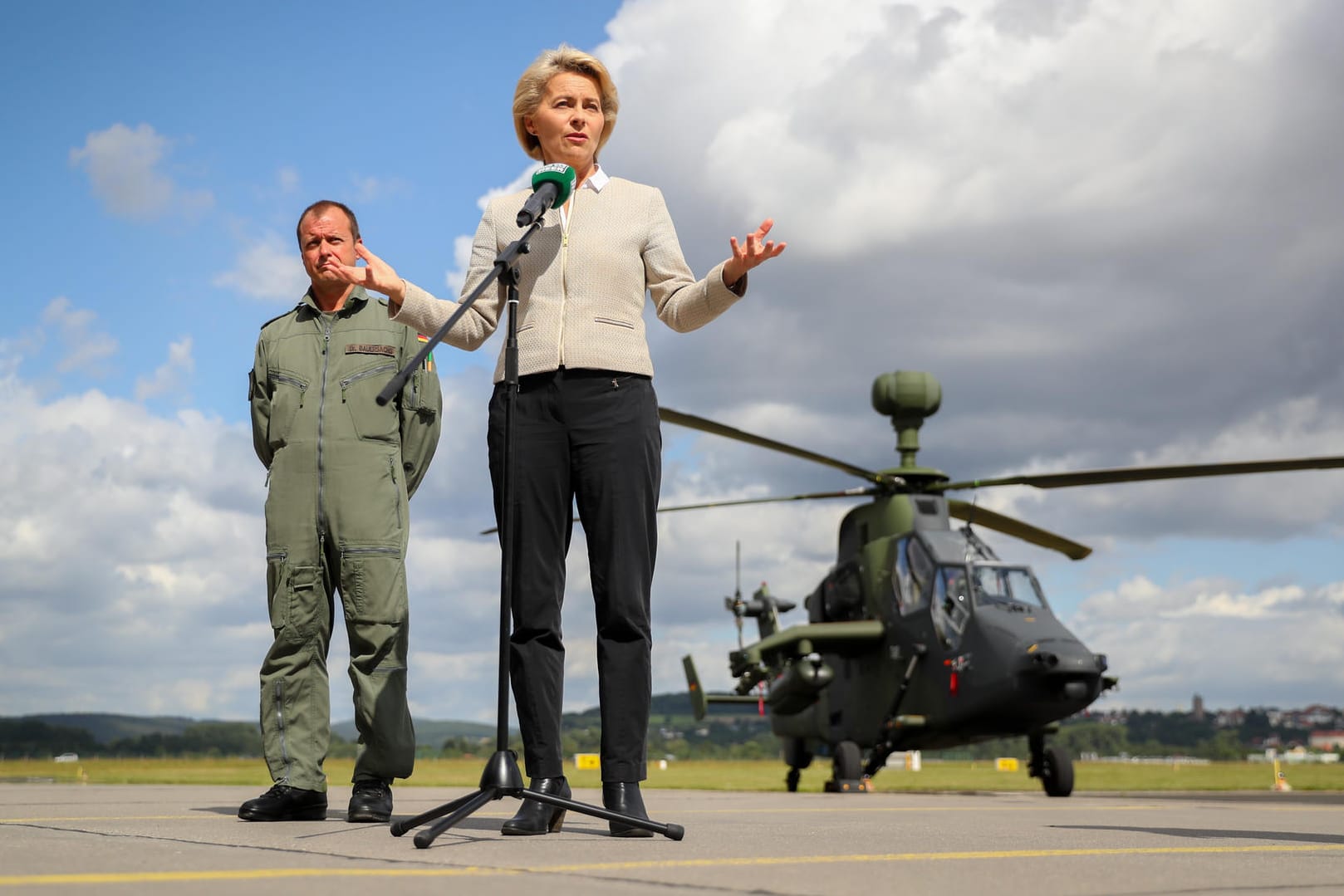 Ursula von der Leyen spricht in Fritzlar nach einem Besuch Kampfhubschrauberregiments 36 vor einem Kampfhubschrauber vom Typ Tiger zu den Medienvertretern.