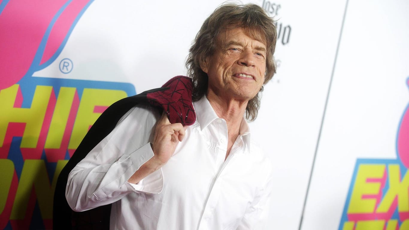 Mick Jagger war mal wieder im Tonstudio und präsentiert jetzt gleich zwei neue Songs.
