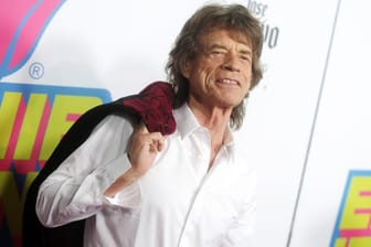 Mick Jagger war mal wieder im Tonstudio und präsentiert jetzt gleich zwei neue Songs.