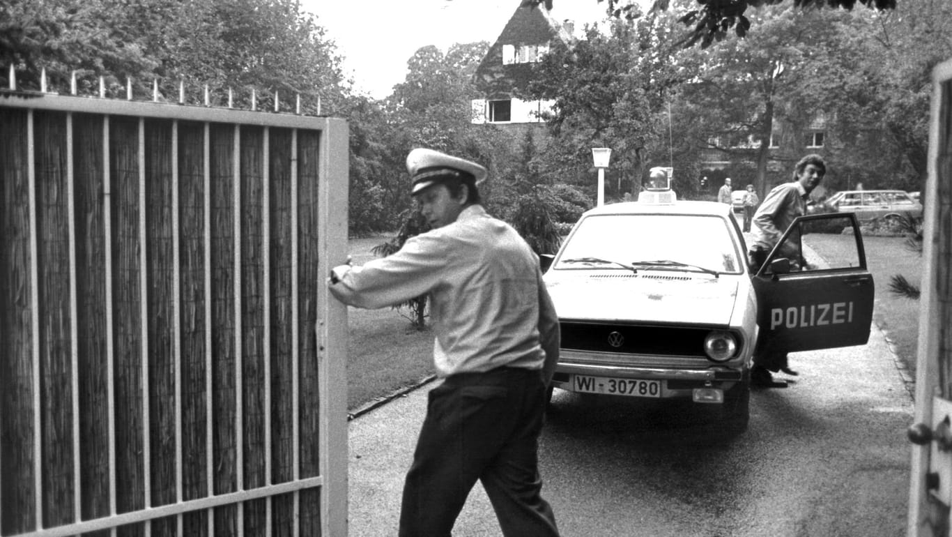 Am 30. Juli 1977 ermordeten Mitglieder der Terrorgruppe RAF den Vorstandssprecher der Dresdner Bank, Jürgen Ponto, in seiner Villa. Polizisten sicherten später den Tatort später.