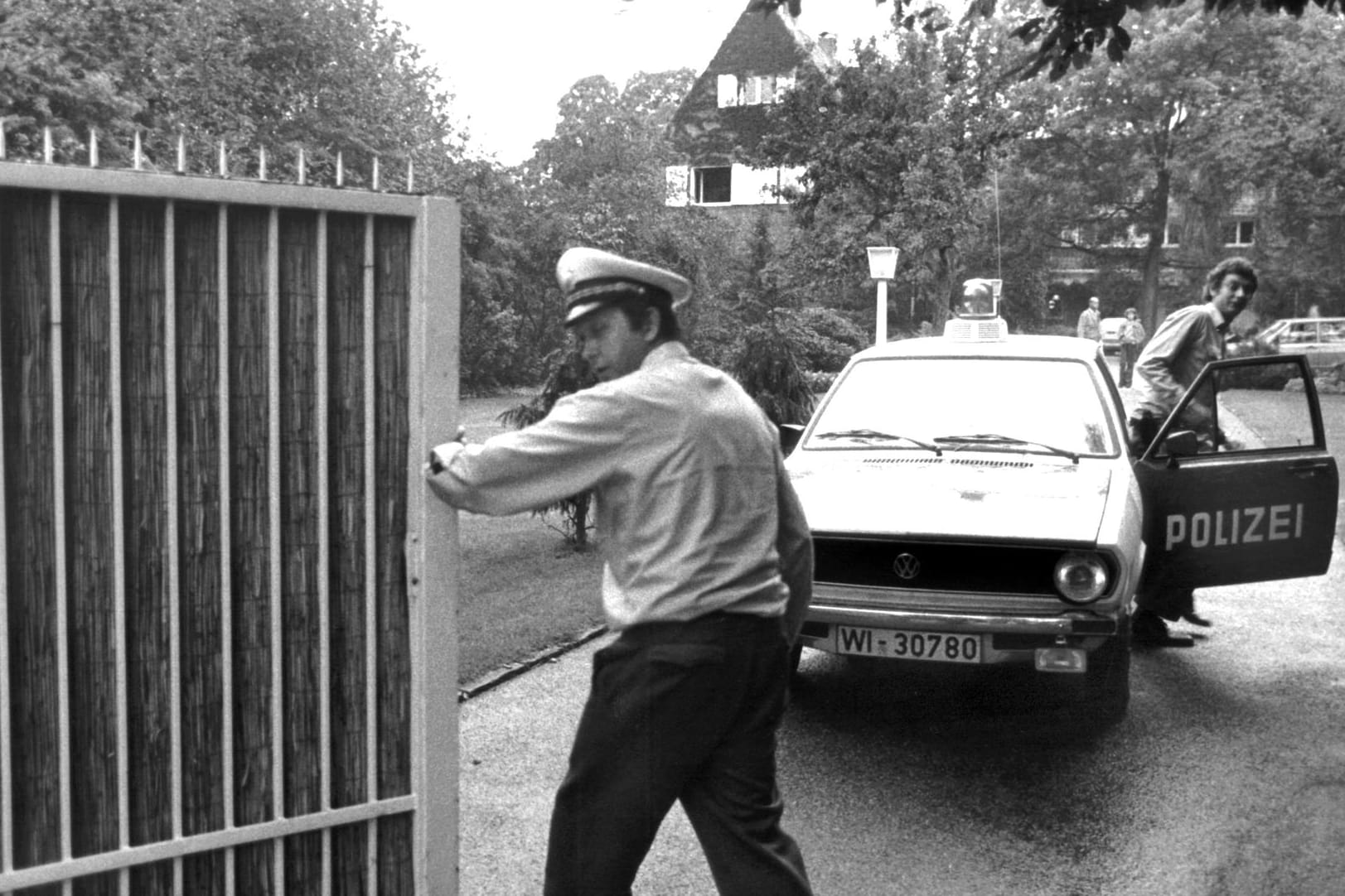 Am 30. Juli 1977 ermordeten Mitglieder der Terrorgruppe RAF den Vorstandssprecher der Dresdner Bank, Jürgen Ponto, in seiner Villa. Polizisten sicherten später den Tatort später.