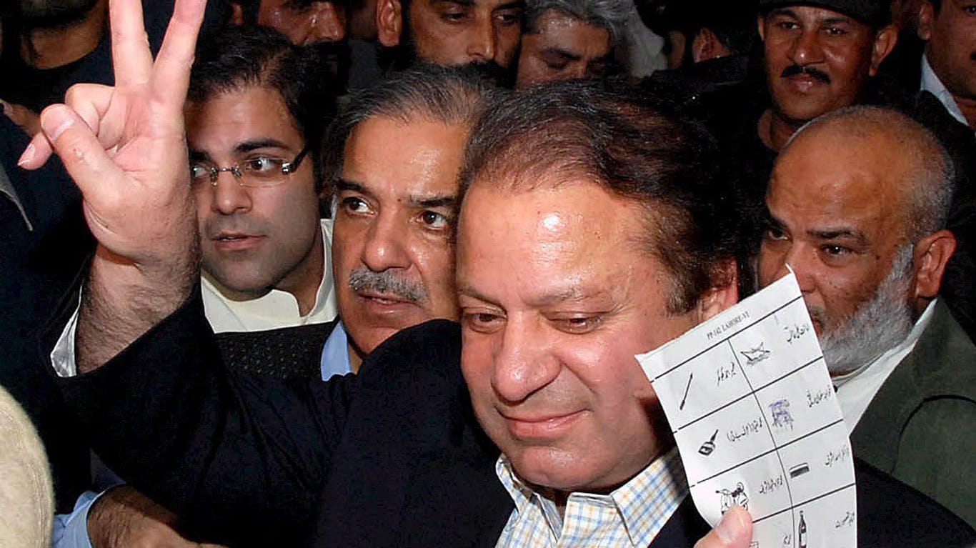Sharif (R) macht am 18.02.2008 nach seiner Stimmabgabe zur Parlamentswahl in Lahore das Siegeszeichen. Nun hat der Oberste Gerichtshof Pakistans den Ministerpräsidenten seines Amtes enthoben.