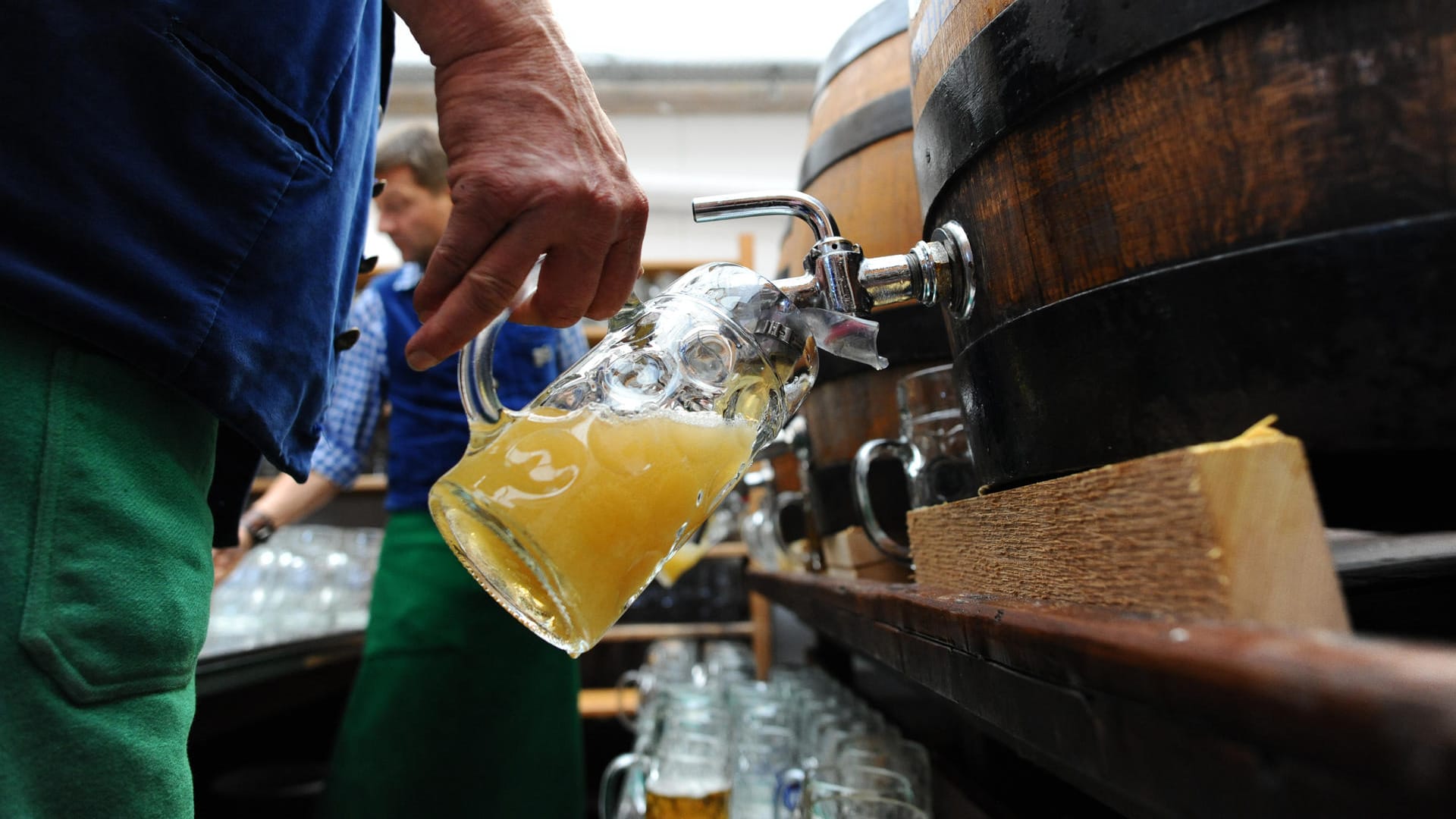 Junge Menschen trinken nicht mehr so viel Bier wie frühere Generationen.