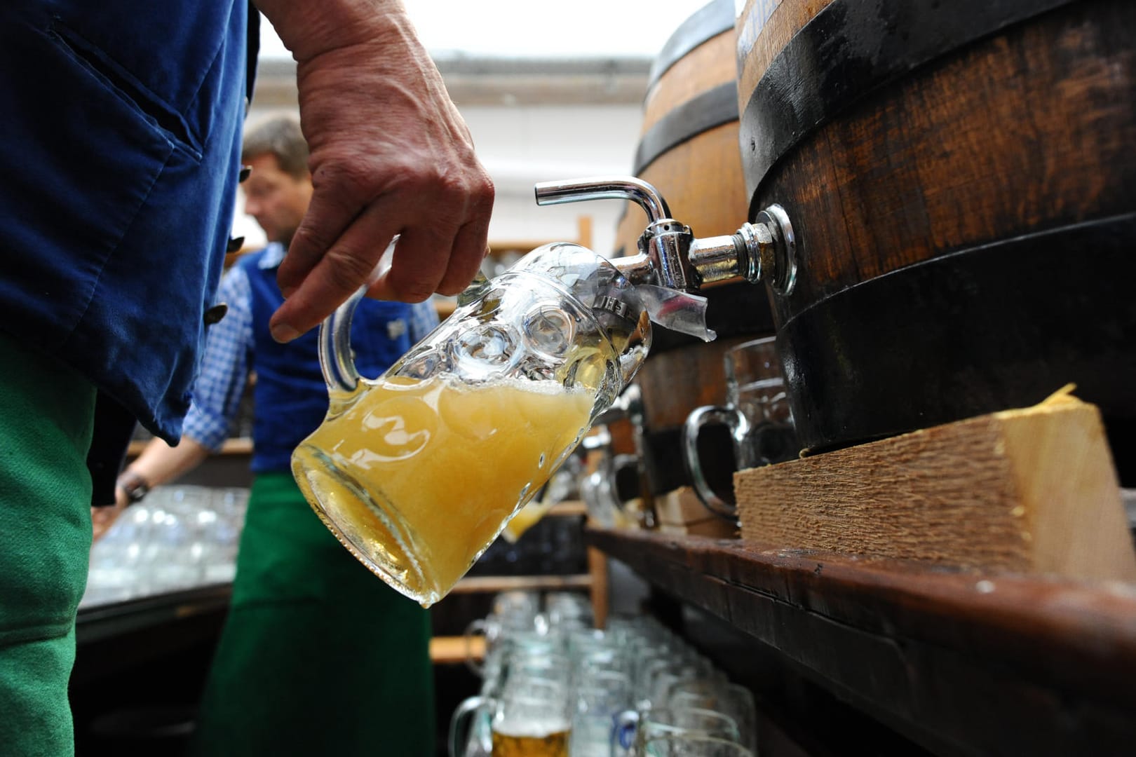 Junge Menschen trinken nicht mehr so viel Bier wie frühere Generationen.