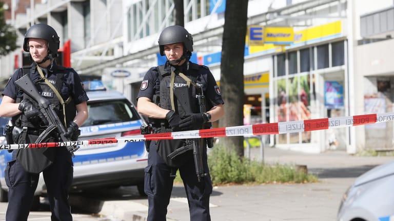 Polizisten sichern den Tatort im Hamburger Stadtteil Barmbek.