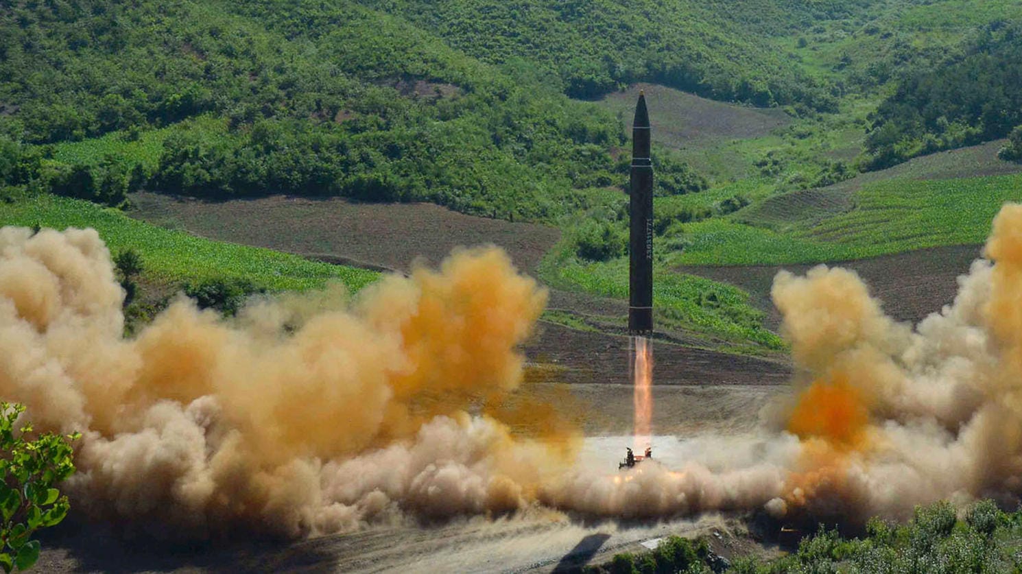 Bei dem abgefeuerten Flugkörper soll es sich um eine Langstreckenrakete vom Typ Hwasong-14 handeln. Bei dem abgefeuerten Flugkörper soll es sich um eine Langstreckenrakete vom Typ Hwasong-14 handeln.