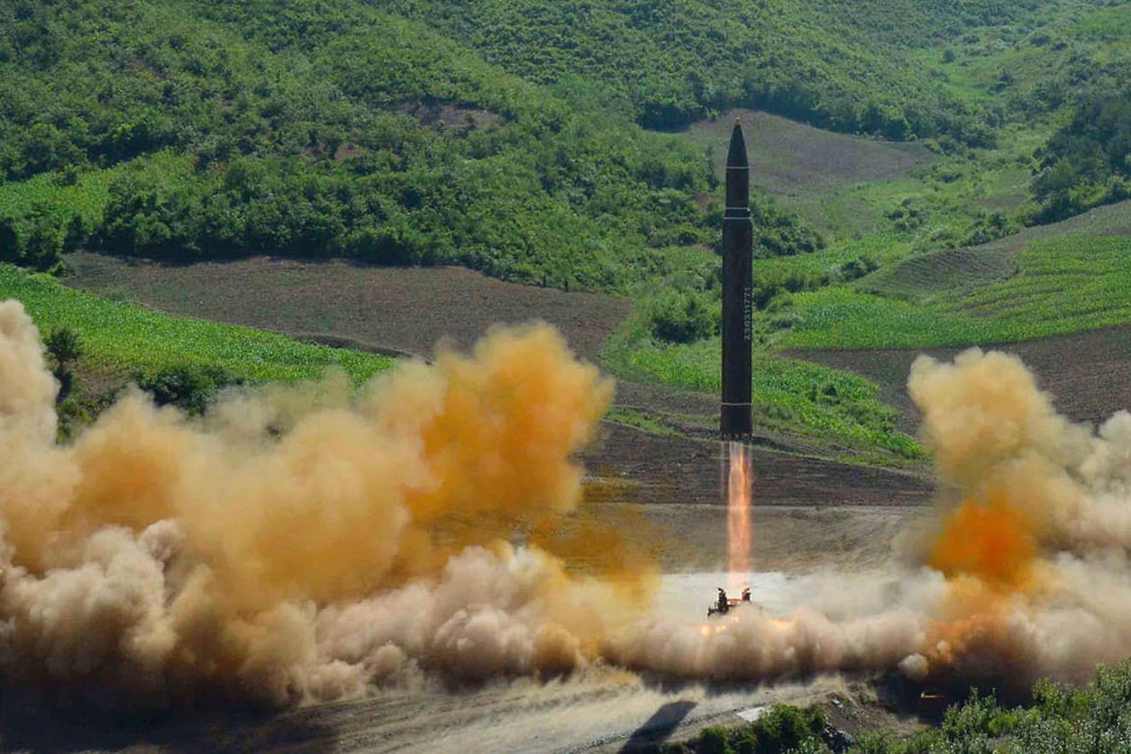 Bei dem abgefeuerten Flugkörper soll es sich um eine Langstreckenrakete vom Typ Hwasong-14 handeln.