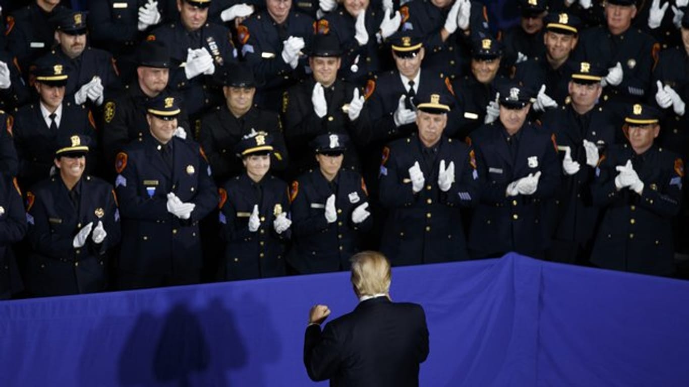 Polizisten applaudieren in Brentwood (Kalifornien) US-Präsident Donald Trump nach seiner Ansprache über die Straßengang "MS-13".