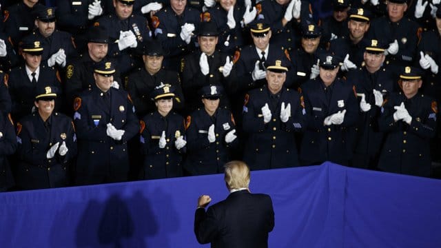 Polizisten applaudieren in Brentwood (Kalifornien) US-Präsident Donald Trump nach seiner Ansprache über die Straßengang "MS-13". Polizisten applaudieren in Brentwood (Kalifornien) US-Präsident Donald Trump nach seiner Ansprache über die Straßengang "MS-13".