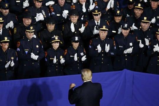Polizisten applaudieren in Brentwood (Kalifornien) US-Präsident Donald Trump nach seiner Ansprache über die Straßengang "MS-13".