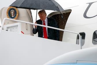 US-Präsident Donald Trump steigt in Andrews Air Force Base (USA) mit einem Regenschirm aus der Air Force One.