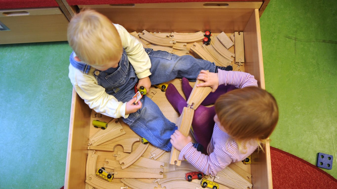 Kinder spielen in einer Kinderkrippe in Hannover. Bislang werden nur rund ein Drittel der unter Dreijährigen in Kitas betreut.