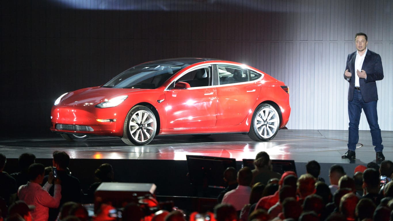 Tesla-Chef Elon Musk übergibt die ersten Tesla-Fahrzeuge Model 3.