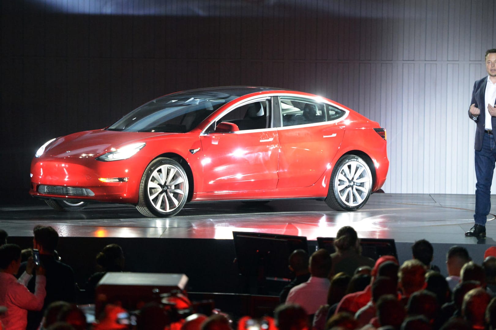 Tesla-Chef Elon Musk übergibt die ersten Tesla-Fahrzeuge Model 3.