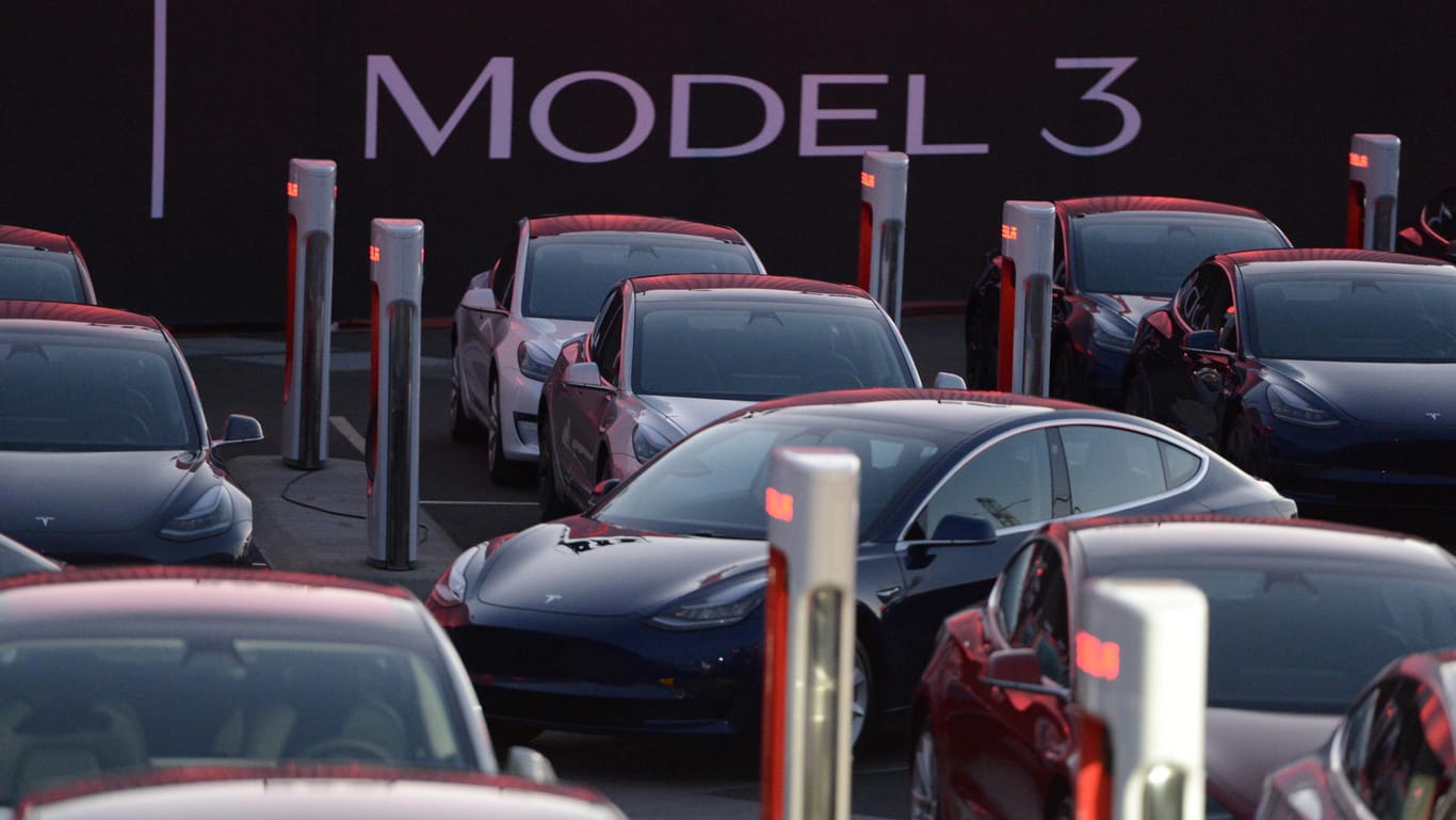Tesla will auch seinen günstigeren Wagen Model 3 mit der Zeit komplett selbstfahrend machen.