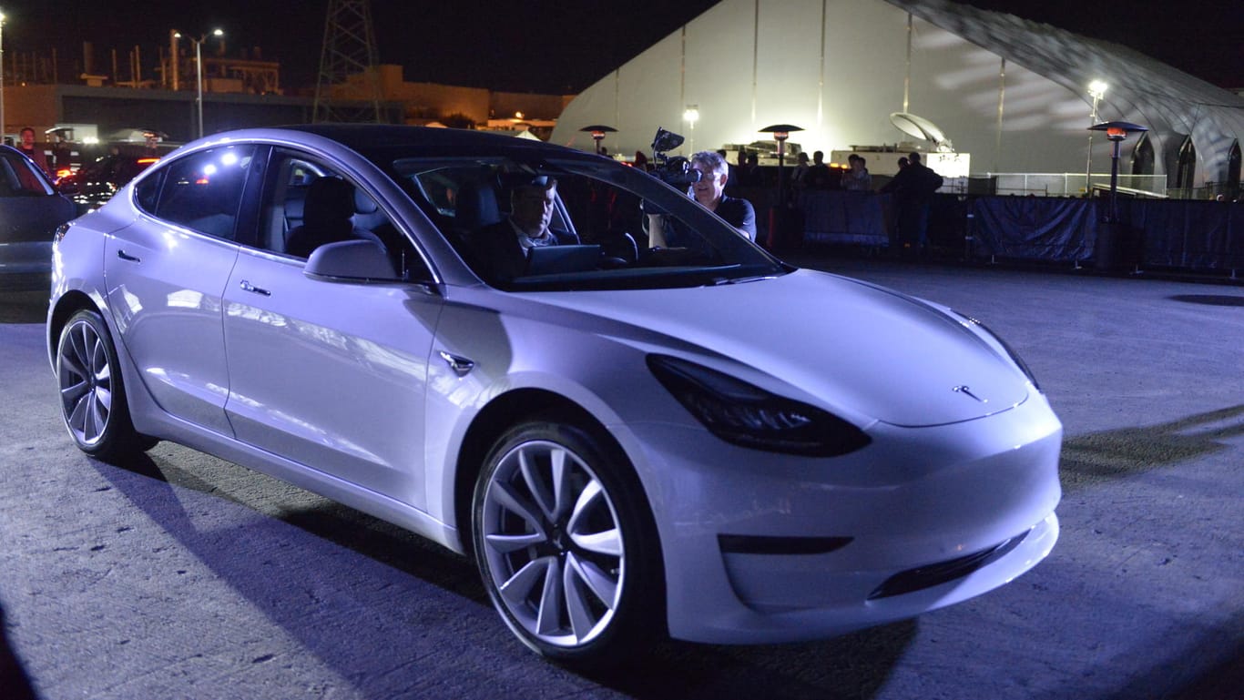 Zur Übergabe der ersten Wagen gab Tesla auch mehr technische Daten des Fahrzeugs bekannt. So soll die Reichweite mit der Standard-Batterie bei 354 Kilometer liegen und die Höchstgeschwindigkeit bei 209 Kilometer pro Stunde.