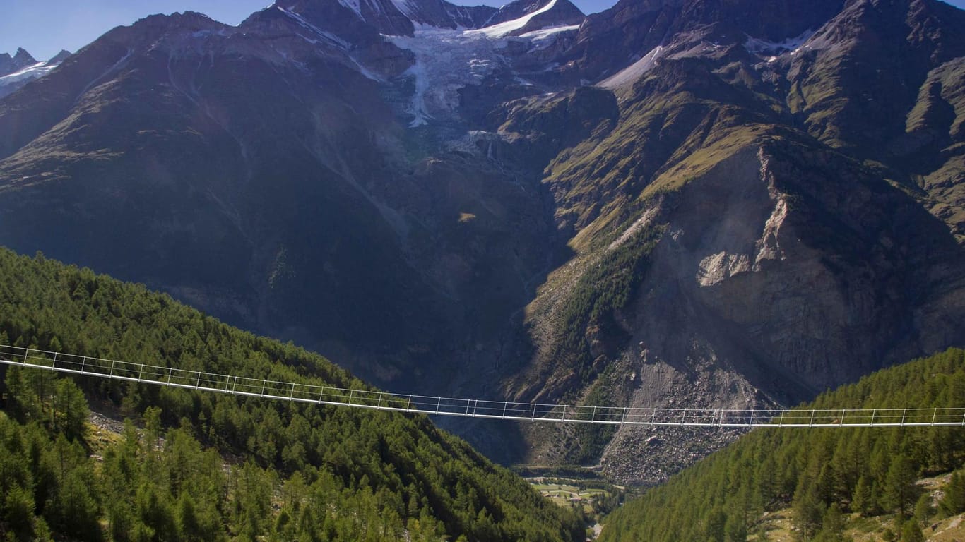 Dank einer neuen Hängebrücke ist der Europaweg zwischen Grächen und Zermatt im Wallis wieder als reiner Höhenweg begehbar.