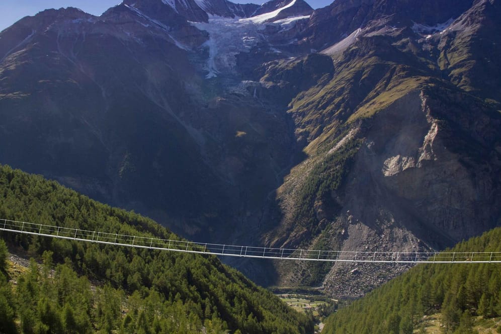 Dank einer neuen Hängebrücke ist der Europaweg zwischen Grächen und Zermatt im Wallis wieder als reiner Höhenweg begehbar.