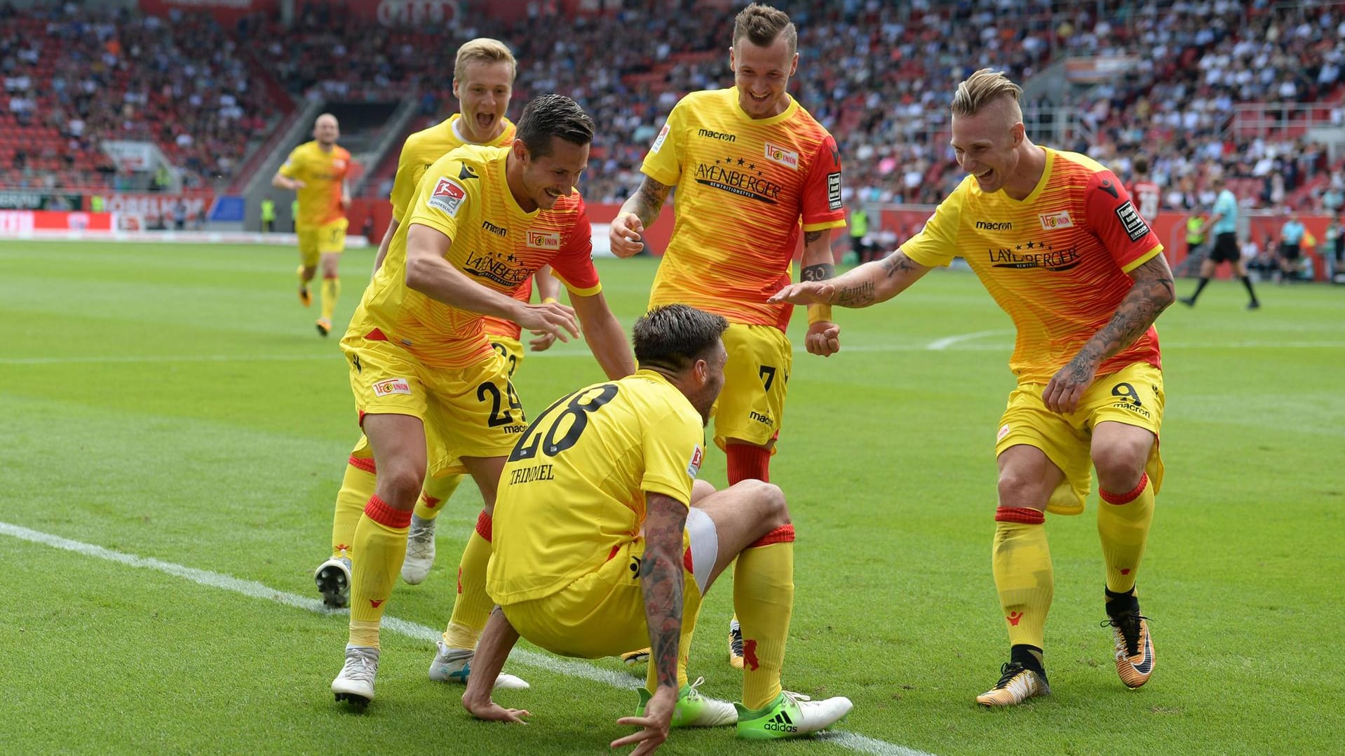 Felix Kroos (v.l.), Steven Skrzybski, Christopher Trimmel, Marcel Hartel und Sebastian Polter feiern das 1:0. Felix Kroos (v.l.), Steven Skrzybski, Christopher Trimmel, Marcel Hartel und Sebastian Polter feiern das 1:0.