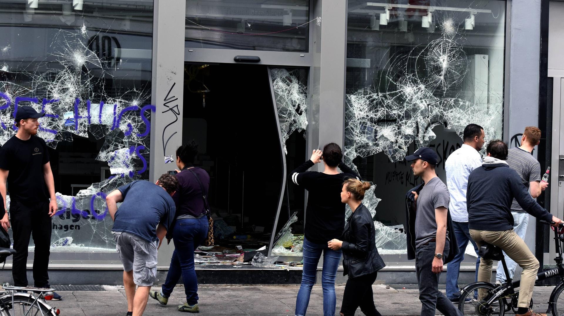 Auswirkungen der schweren Krawalle beim G20-Gipfel in Hamburg. Auswirkungen der schweren Krawalle beim G20-Gipfel in Hamburg.