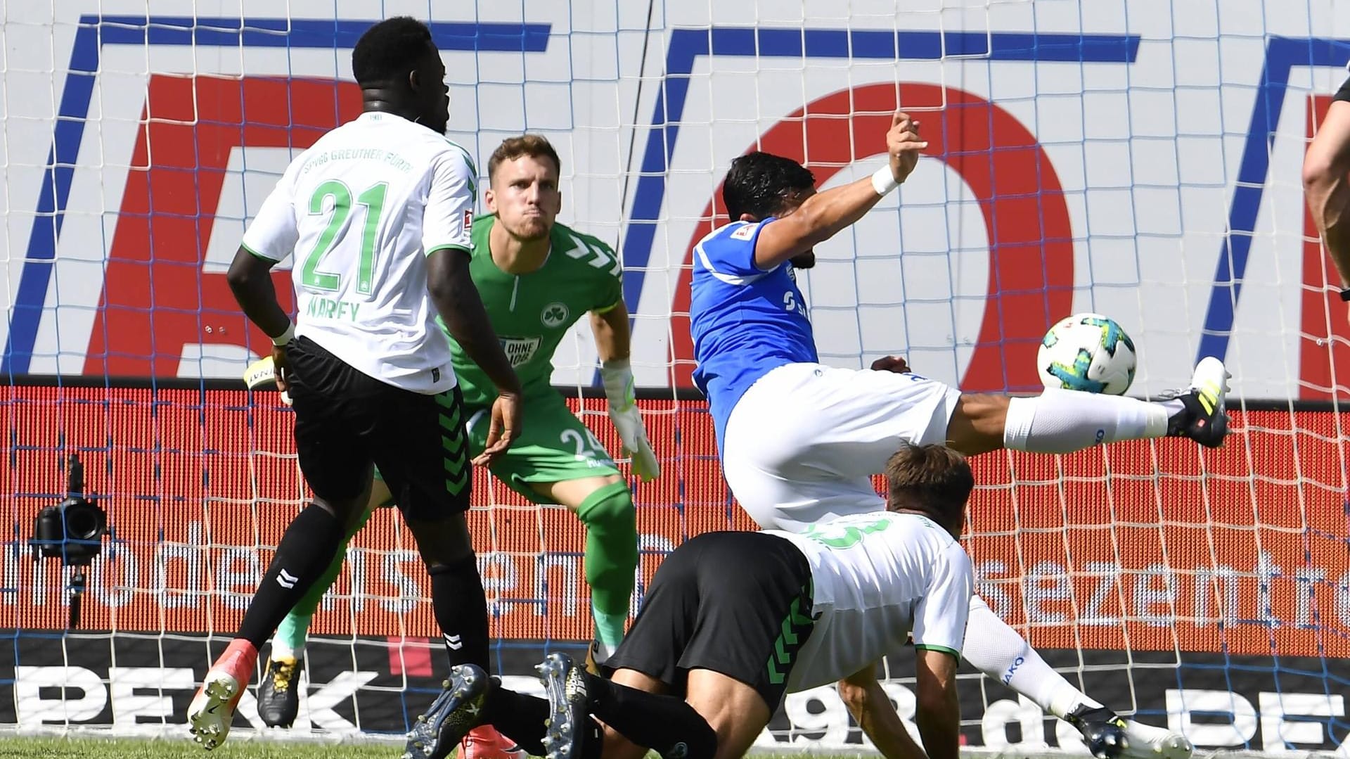 Im Stile eines Mittelstürmers trifft Darmstadt-Kapitän Aytac Sulu (54.) per Seitfallzieher zur 1:0-Führung. Im Stile eines Mittelstürmers trifft Darmstadt-Kapitän Aytac Sulu (54.) per Seitfallzieher zur 1:0-Führung.