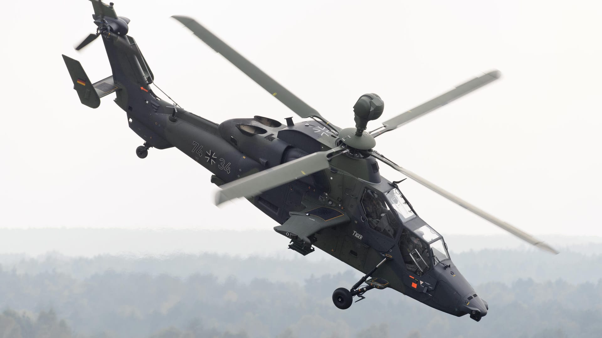 Ein Kampfhubschrauber des Typs Tiger fliegt über dem Truppenübungsplatz Munster. Das Modell steht immer wieder in der Kritik. Ein Kampfhubschrauber des Typs Tiger fliegt über dem Truppenübungsplatz Munster. Das Modell steht immer wieder in der Kritik.