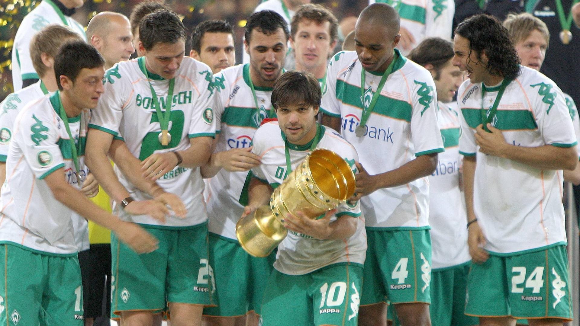 Mesut Özil (v.l.), Sebastian Bönisch, Hugo Almeida, Diego, Naldo und Claudio Pizarro gewannen 2009 gemeinsam mit Werder den DFB-Pokal. Naldo gewann ihn später nochmal: 2015 mit dem VfL Wolfsburg.