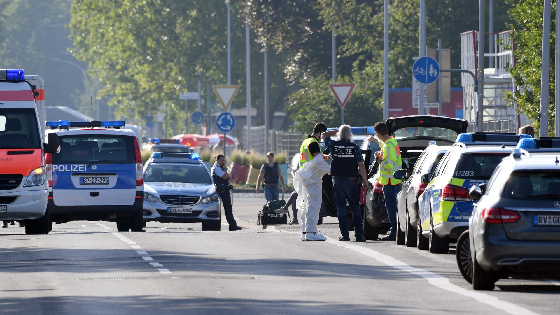 Die Polizei hat die Straße vor der Diskothek abgeriegelt.