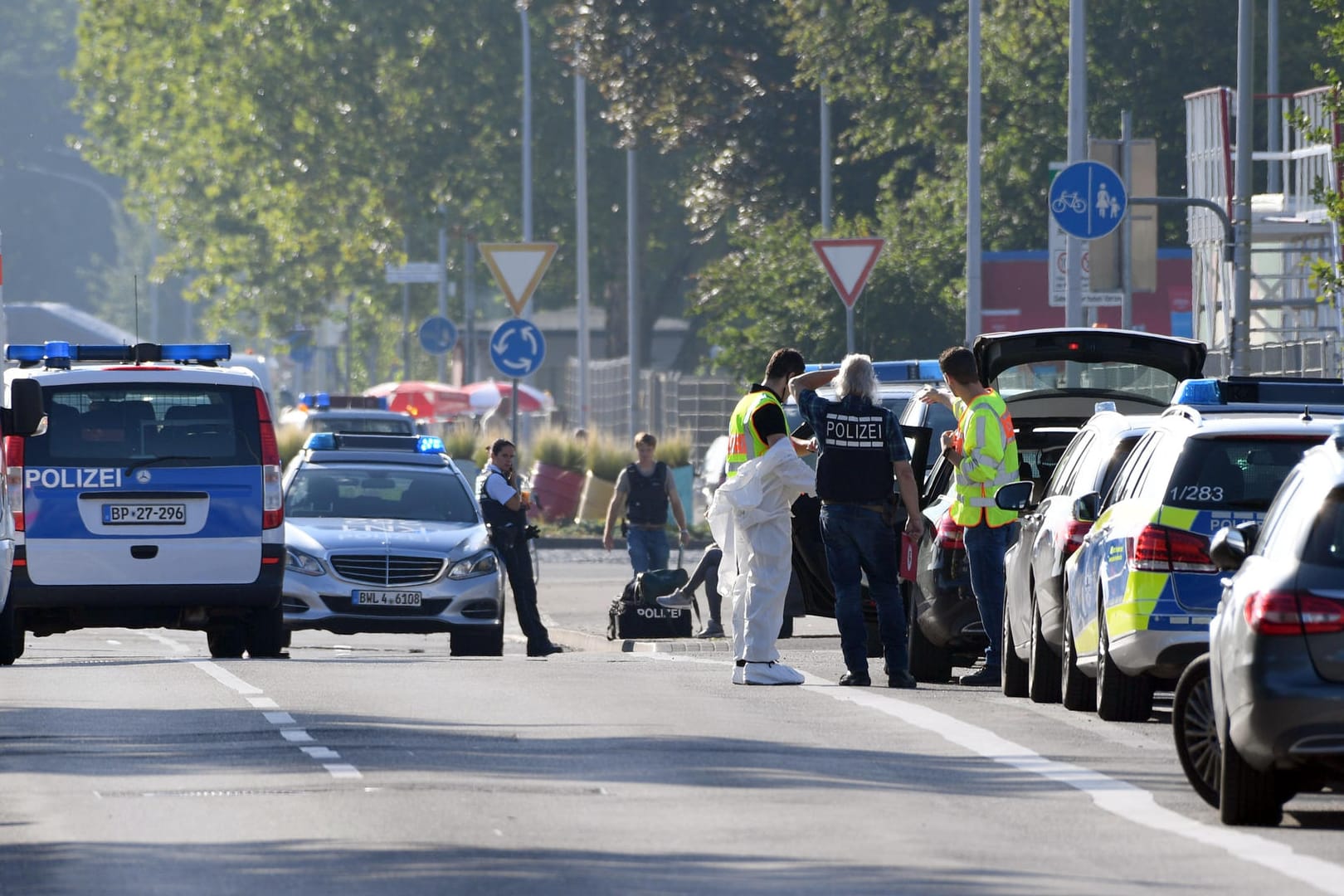 Die Polizei hat die Straße vor der Diskothek abgeriegelt.