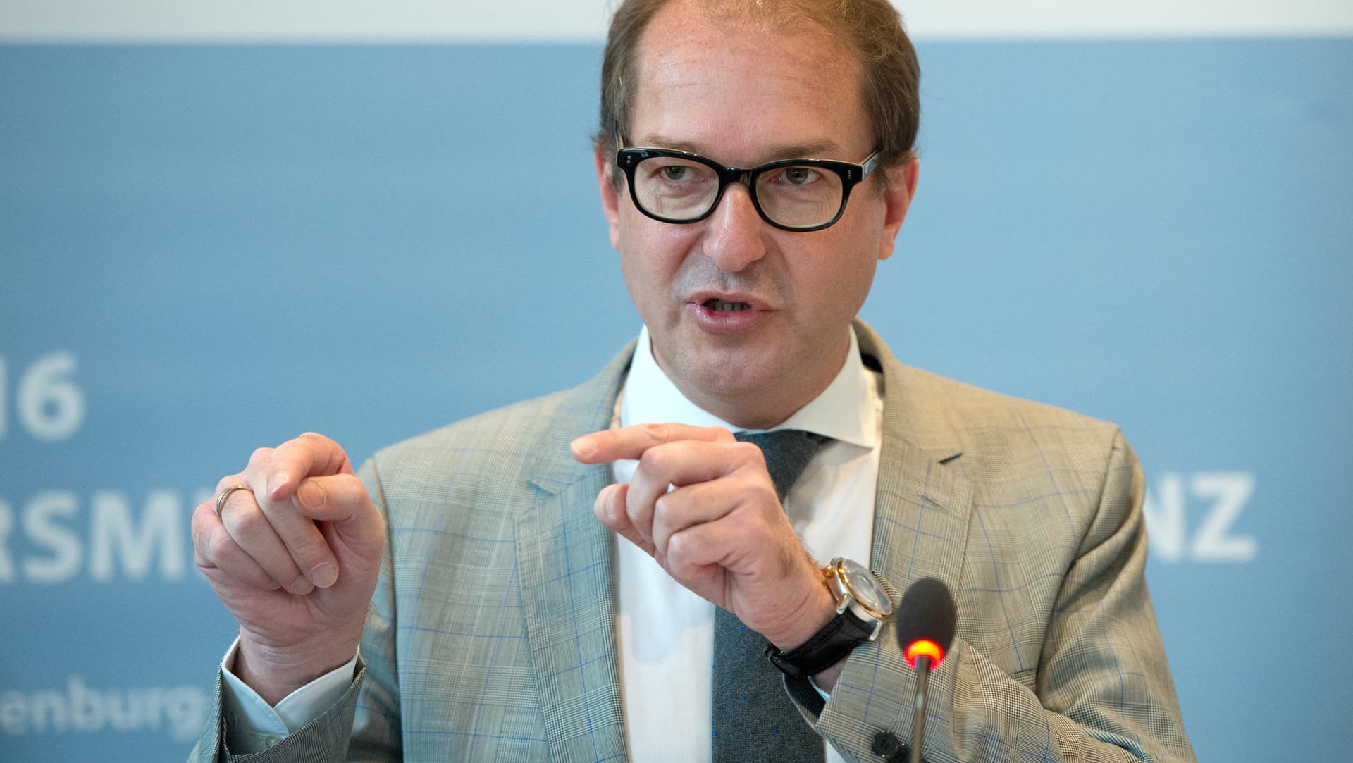 Bundesverkehrsminister Alexander Dobrindt hat seinen Ton gegenüber den Autobauern verschärft. Bundesverkehrsminister Alexander Dobrindt hat seinen Ton gegenüber den Autobauern verschärft.