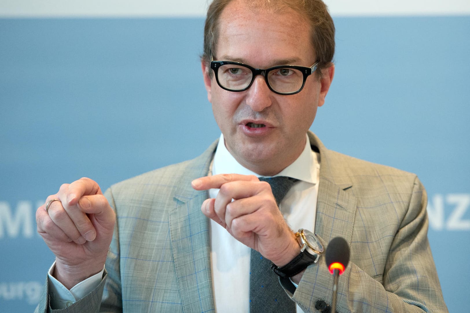 Bundesverkehrsminister Alexander Dobrindt hat seinen Ton gegenüber den Autobauern verschärft.