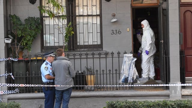 Terrorverdacht: Polizisten und Forensiker stehen in Sydneys Stadtteil Surry Hills vor einem Haus. Terrorverdacht: Polizisten und Forensiker stehen in Sydneys Stadtteil Surry Hills vor einem Haus.