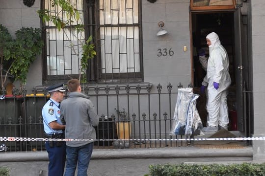 Terrorverdacht: Polizisten und Forensiker stehen in Sydneys Stadtteil Surry Hills vor einem Haus.