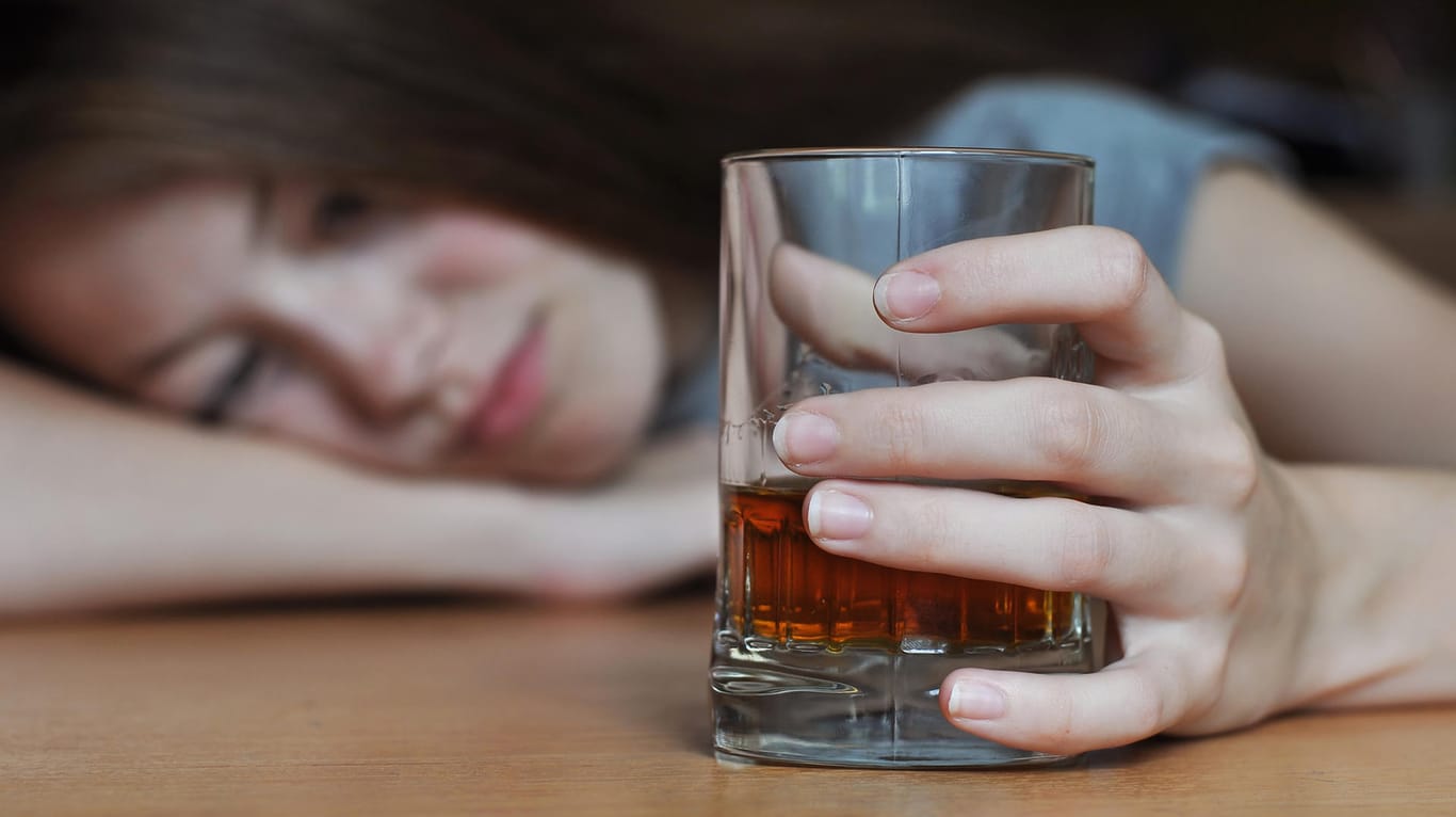 Unter Alkoholmissbrauch leiden neben dem Trinker oft noch weitere Menschen.