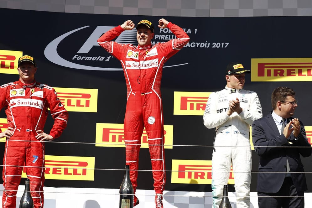 Sebastian Vettel gewinnt den Großen Preis von Ungarn vor Teamkollege Kimi Räikkönen (l.) und Mercedes-Pilot Valtteri Bottas.