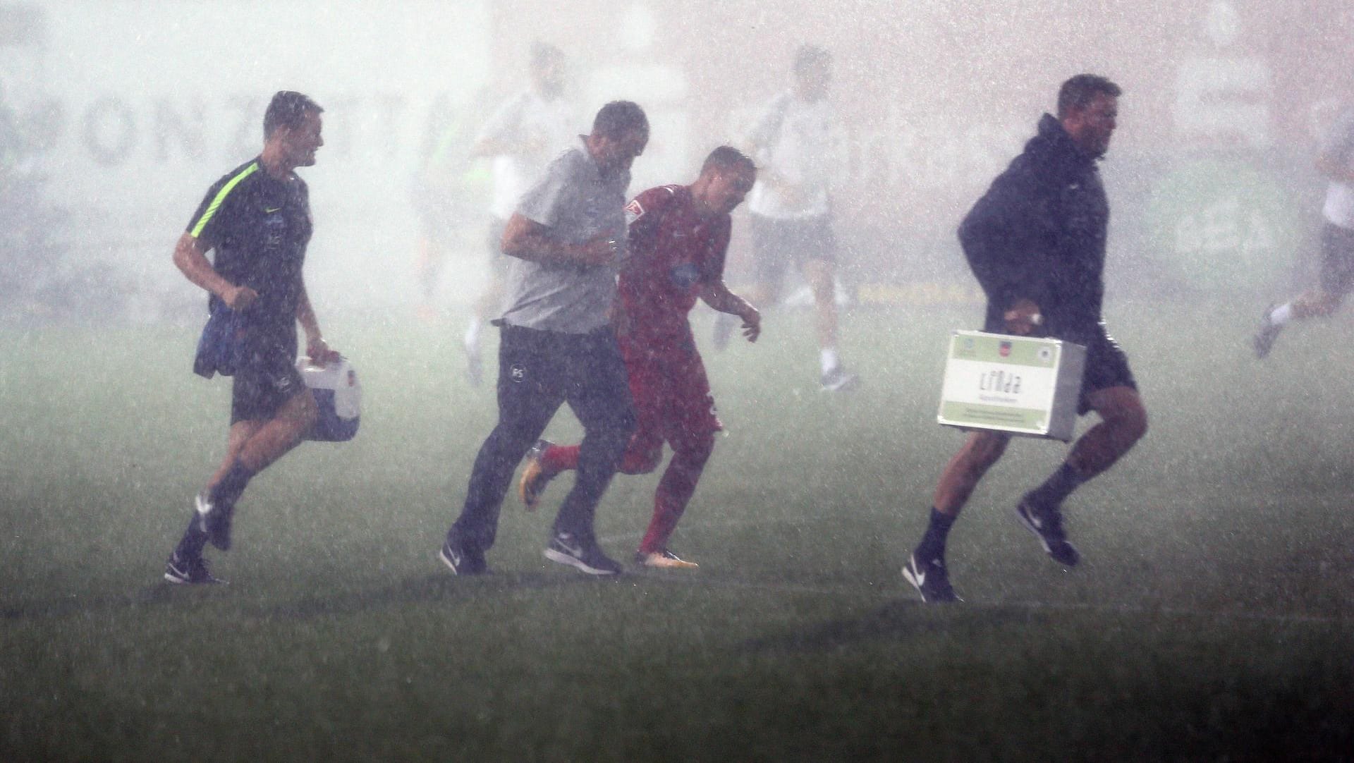 Trainer Frank Schmidt (2.v.l.) rennt in die Kabine.