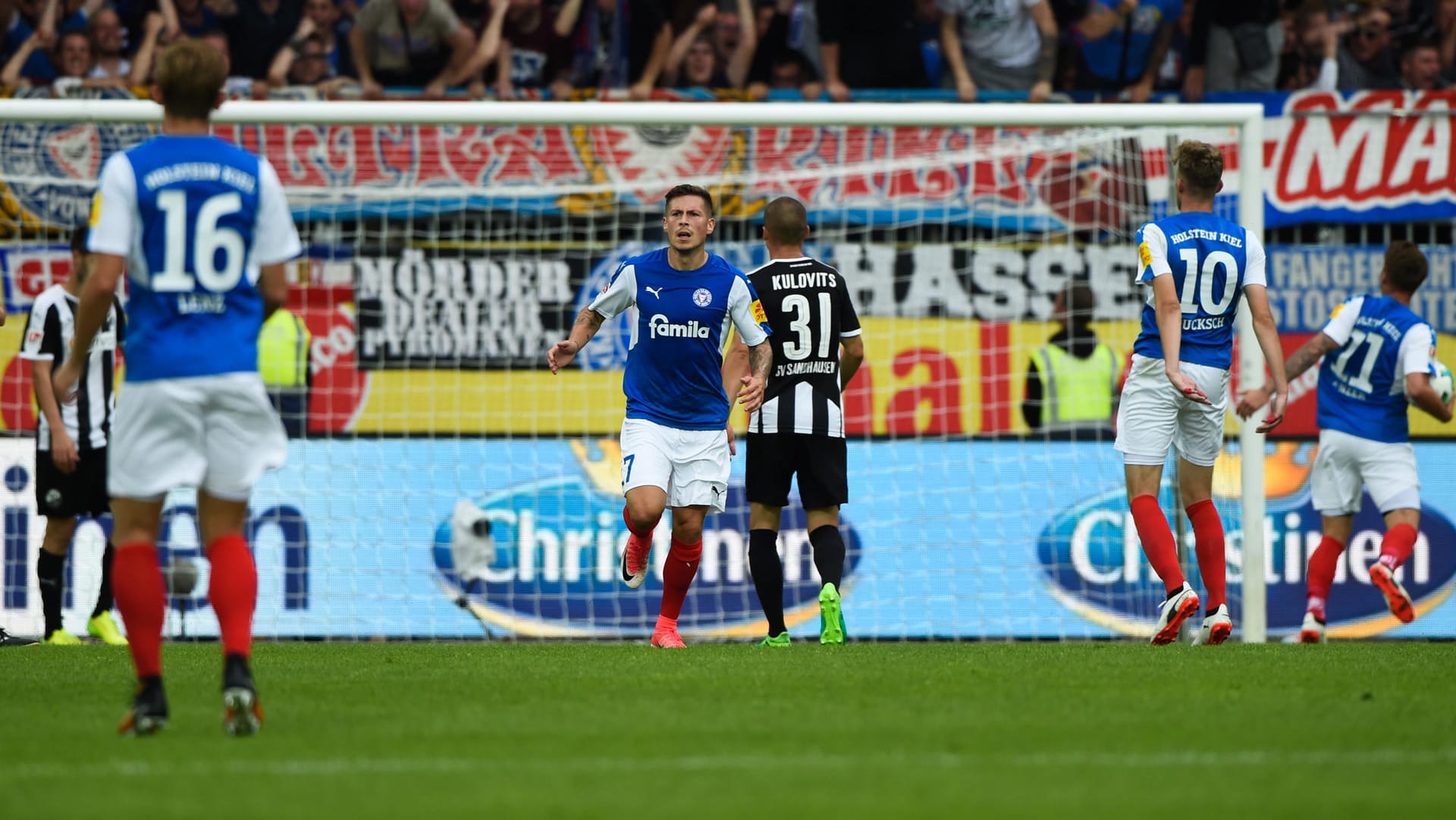 Steven Lewerenz (m.) erzielte den zwischenzeitlichen Anschlusstreffer zum 1:2 für Holstein Kiel. Steven Lewerenz (m.) erzielte den zwischenzeitlichen Anschlusstreffer zum 1:2 für Holstein Kiel.