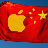 Die chinesische Flagge mit Apple-Logo