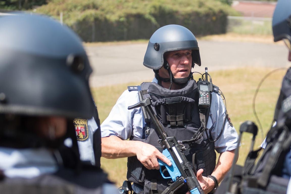 Ein Helm wie der abgebildete verhinderte bei dem Einsatz offenbar Schlimmeres.
