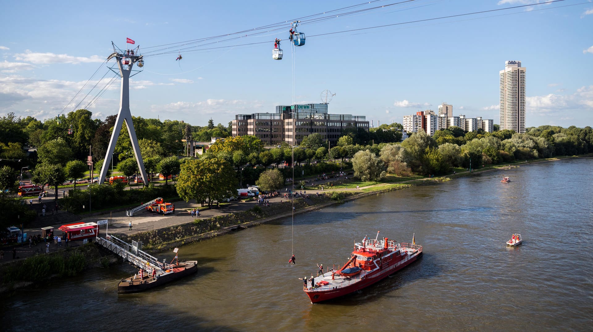 Die Insassen einer Gondel werden auf ein Boot der Feuerwehr abgeseilt.