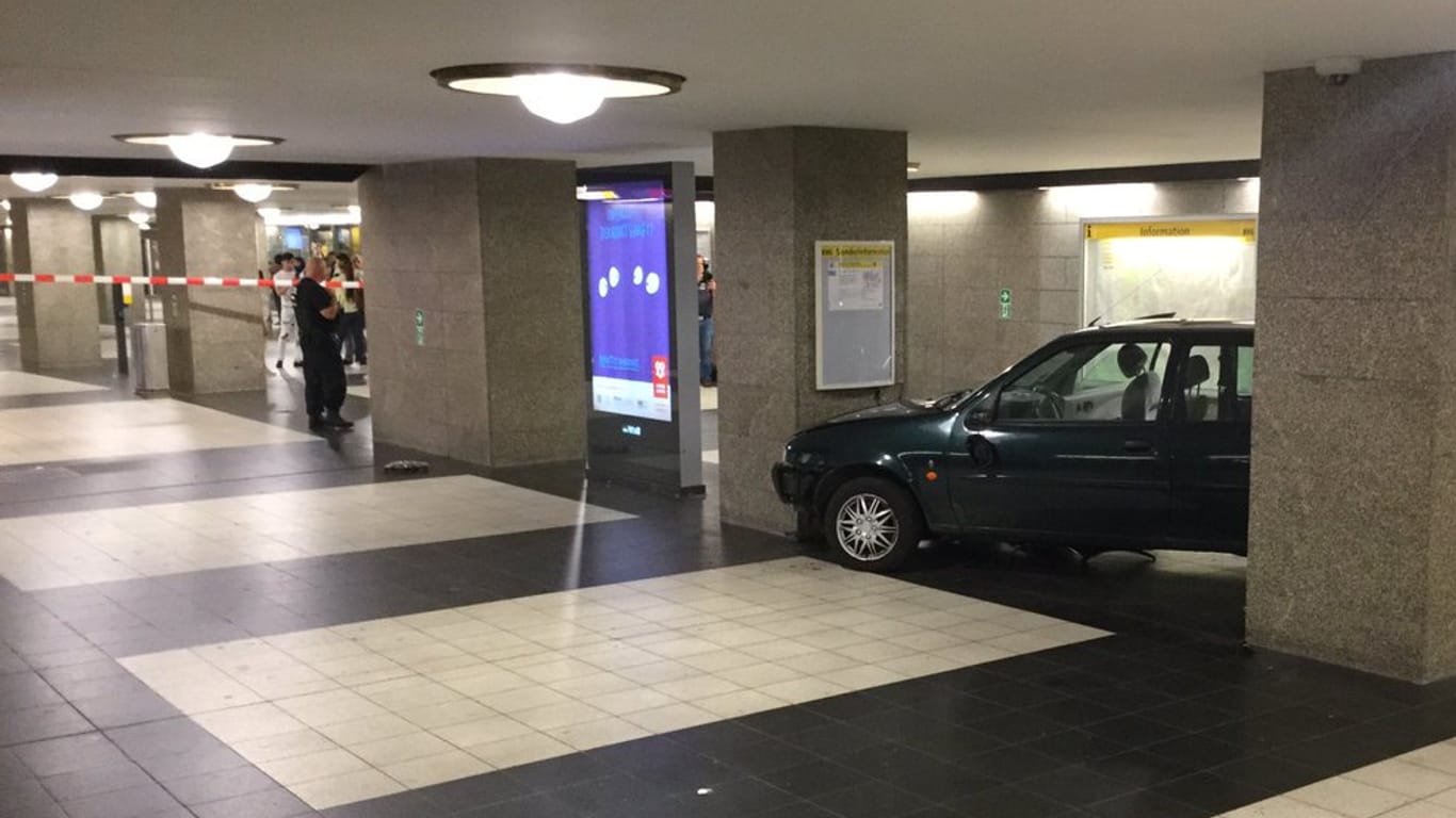 Die Flucht des Autofahrers endete an einer Säule im U-Bahnhof Spandau.