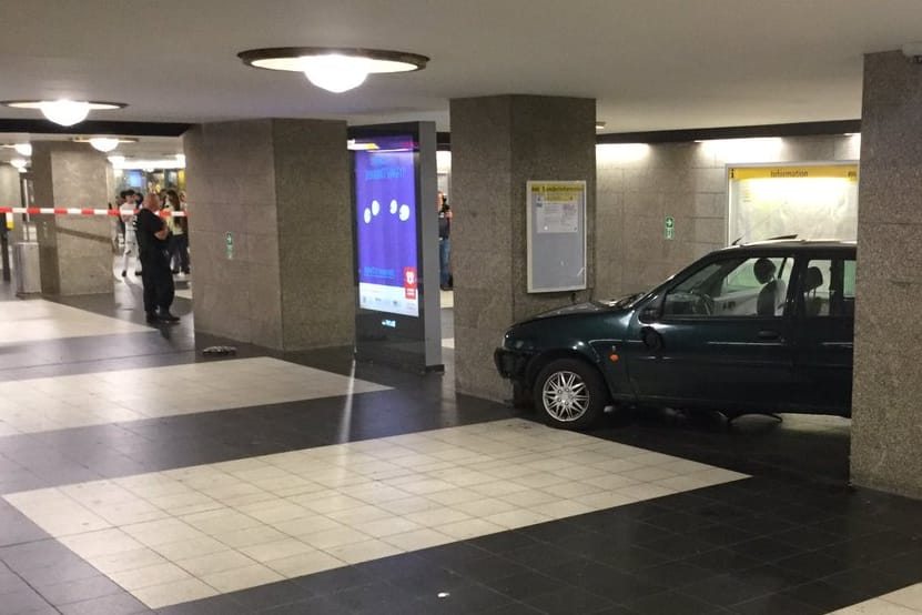 Die Flucht des Autofahrers endete an einer Säule im U-Bahnhof Spandau.
