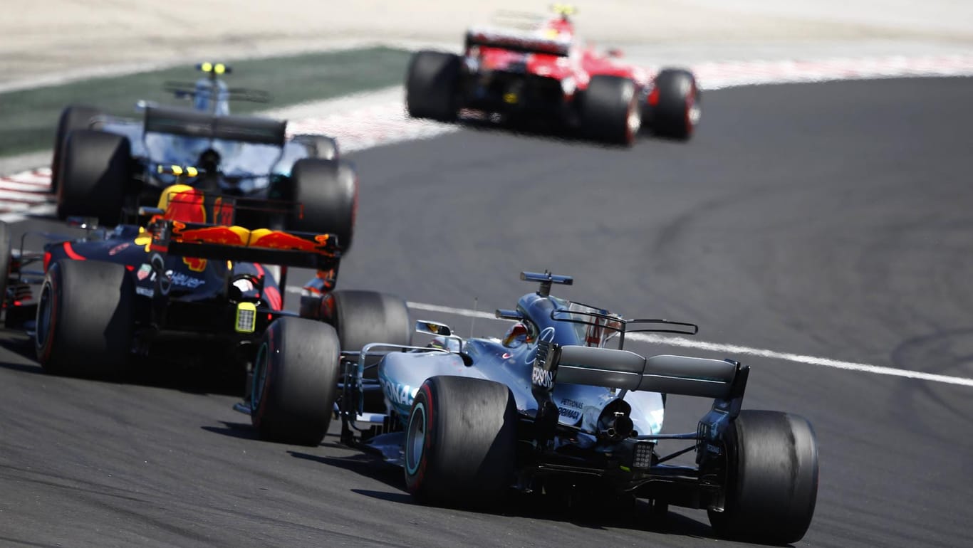 Bottas verfolgt Räikkönen, während Hamilton Verstappen hinterher jagt.