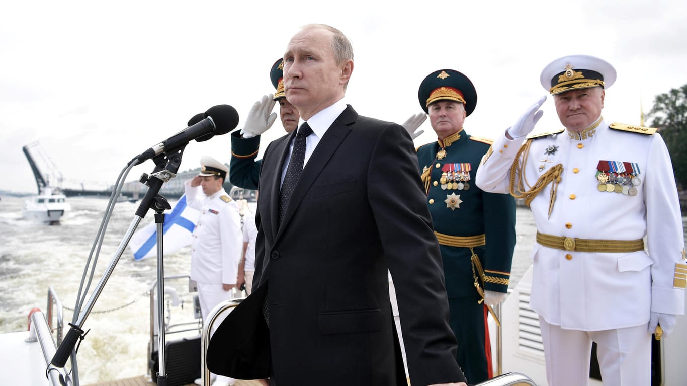 Wladimir Putin beobachtet die Schiffsparade auf der Newa in St. Petersburg.