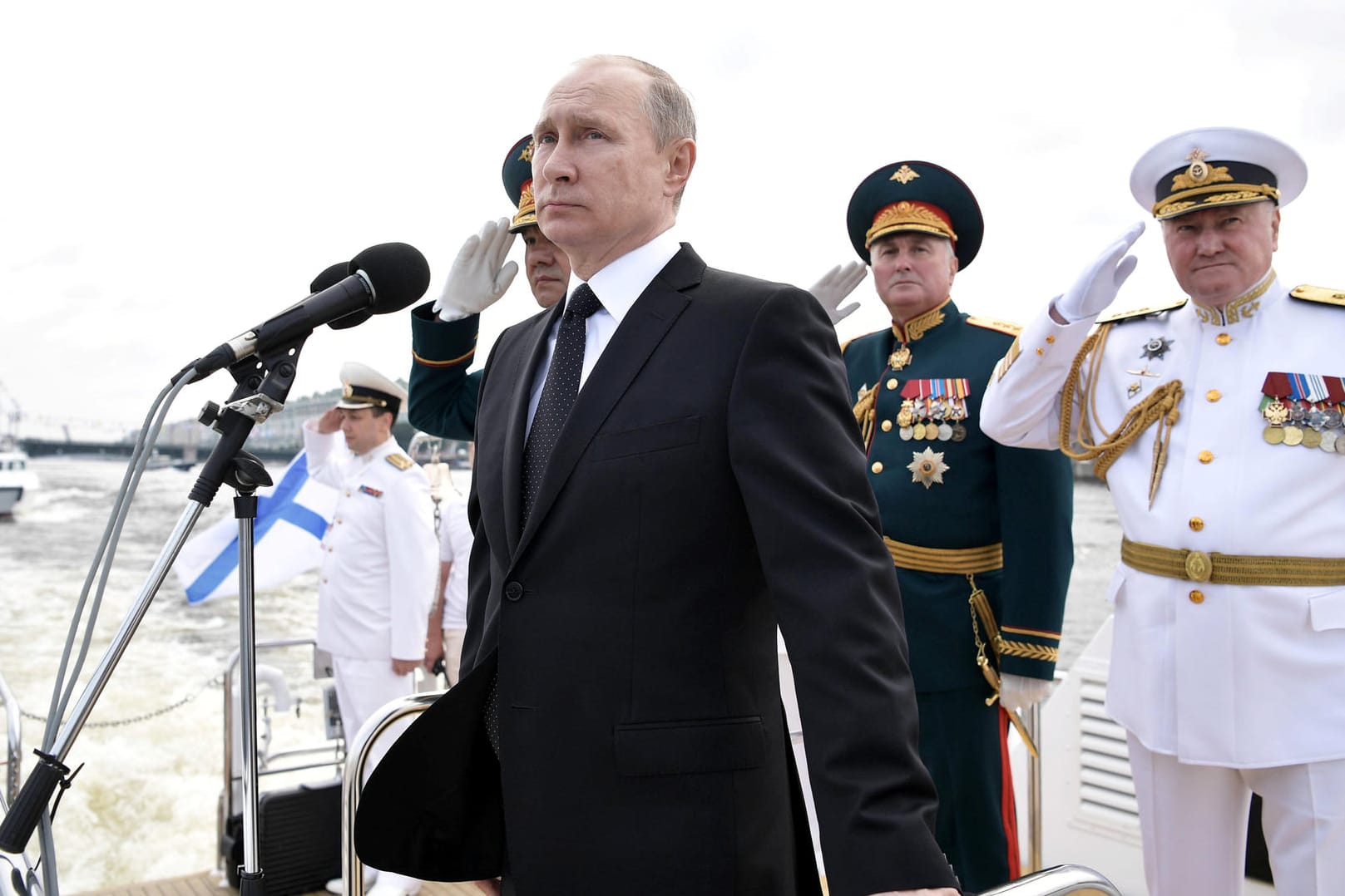Wladimir Putin beobachtet die Schiffsparade auf der Newa in St. Petersburg.