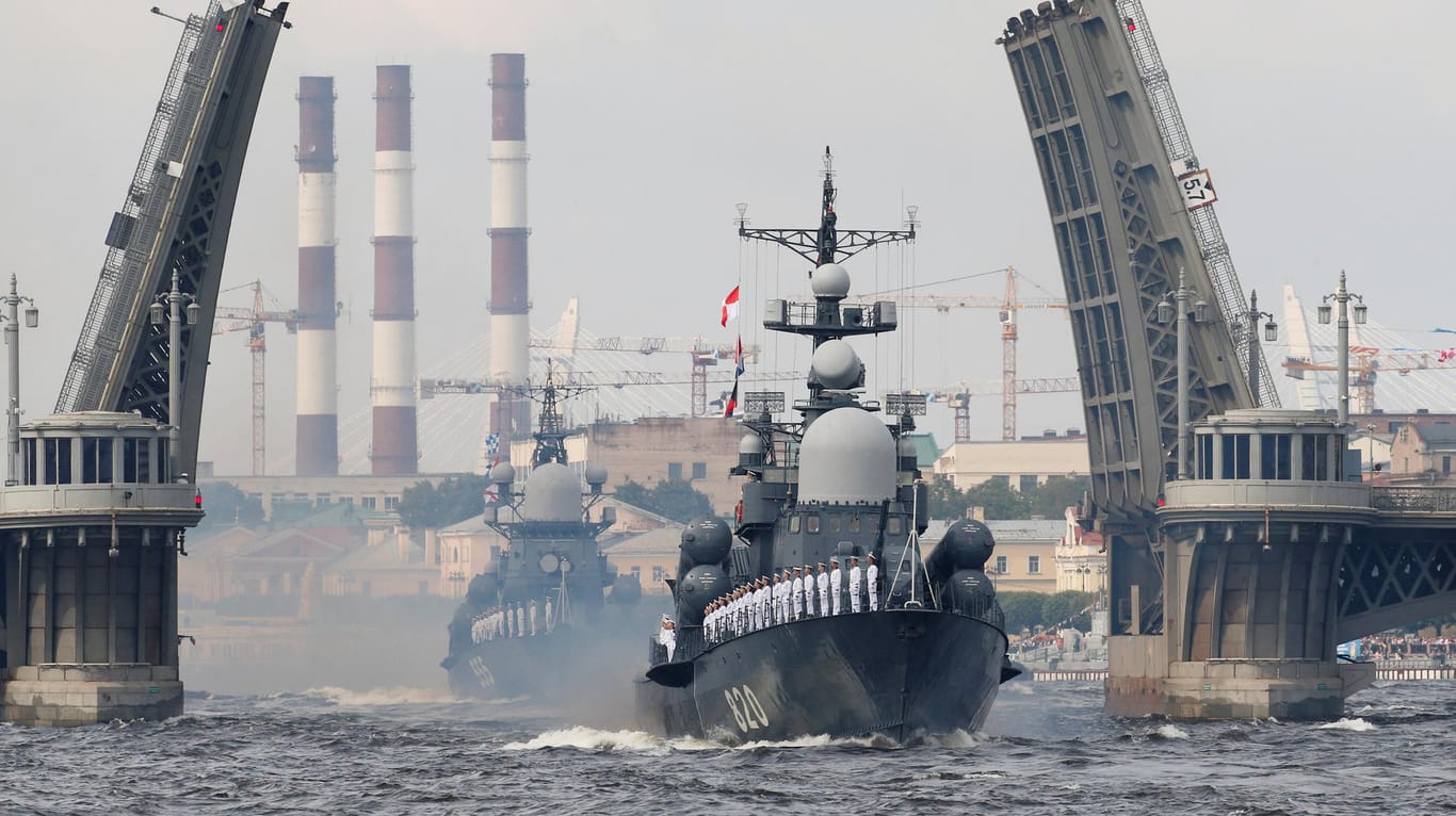 Kriegsschiffe passieren eine Klappbrücke in St. Petersburg.