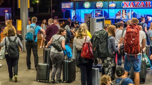 In Offenburg saßen Hunderte Bahnreisende stundenlang fest, nachdem ein Unwetter über die Region gezogen war. In Offenburg saßen Hunderte Bahnreisende stundenlang fest, nachdem ein Unwetter über die Region gezogen war.