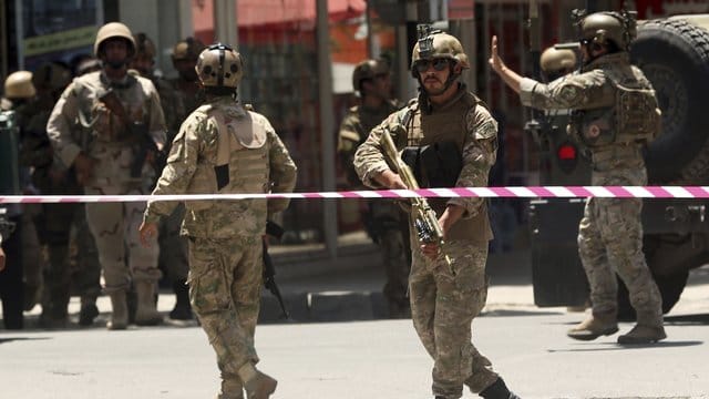 Militär sichert den Bereich um die irakische Botschaft in Kabul ab, auf die Selbstmordattentäter einen Anschlag verübt haben. Militär sichert den Bereich um die irakische Botschaft in Kabul ab, auf die Selbstmordattentäter einen Anschlag verübt haben.
